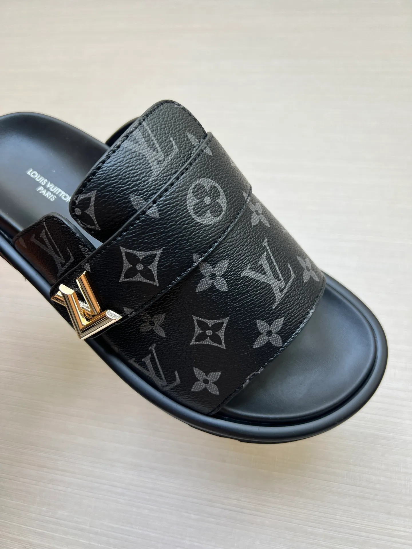 Factory price: 360💰【LOUIS VUITTON】Louis Vuitton, LV printing, men's and women's slippers are on the market, drawer box packaging with cloth bag, card, the upper pattern looks very soft and waxy, super versatile leg slimming artifact. Fabric: imported denim/canvas/old fabric, LV hardware LOGO, official website pattern printing, comfortable to wear, foot pads: high elastic men's shoes💰U water table. Sole: foam sole, heel height: about 5cm. Code number: 35-46, 35, 45, 46 are custom-made and non-returnable. Color: multiple colors and styles available.